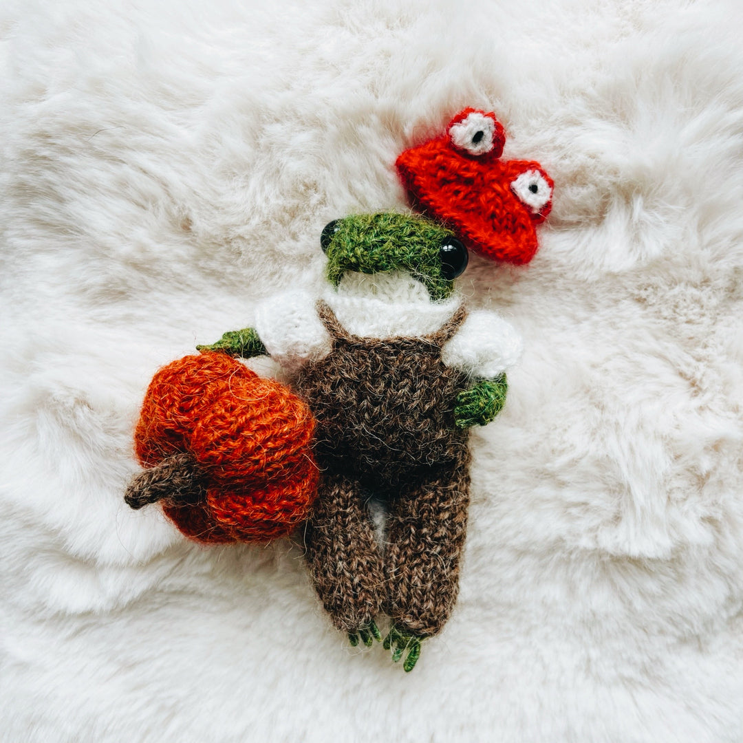 KNITTED AND READY Little Frog with Pumpkin
