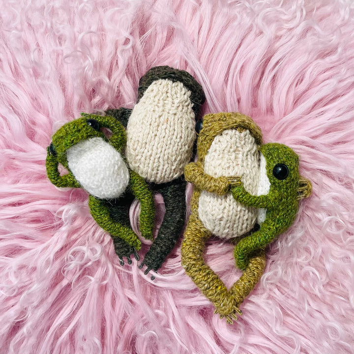 KNITTED AND READY Frog Family