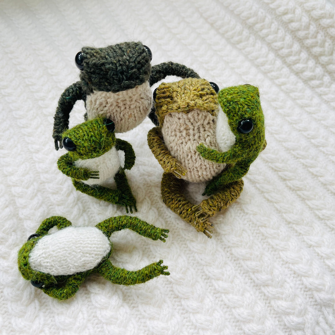 KNITTED AND READY Frog Family