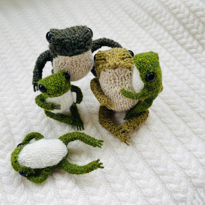KNITTED AND READY Frog Family