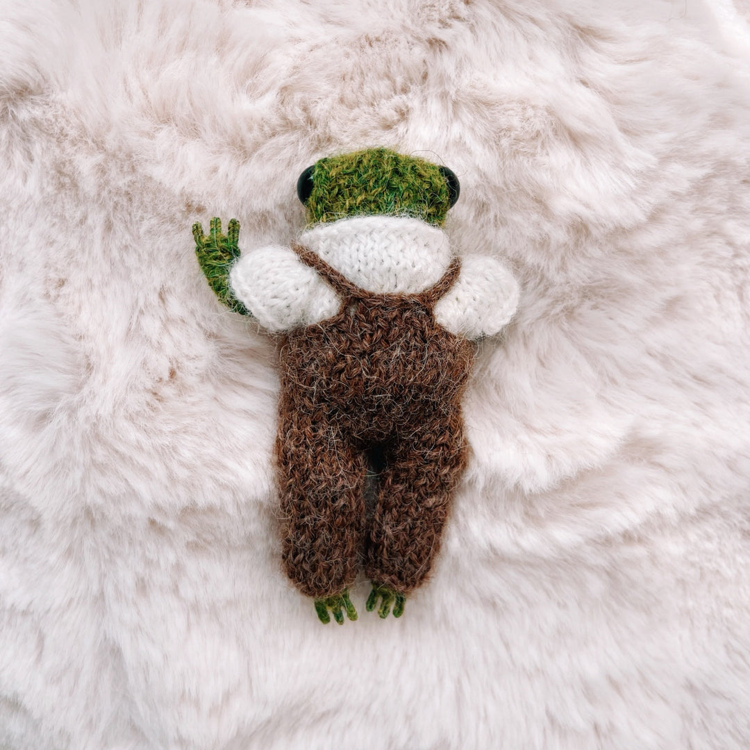 KNITTED AND READY Little Frog in Dungaree