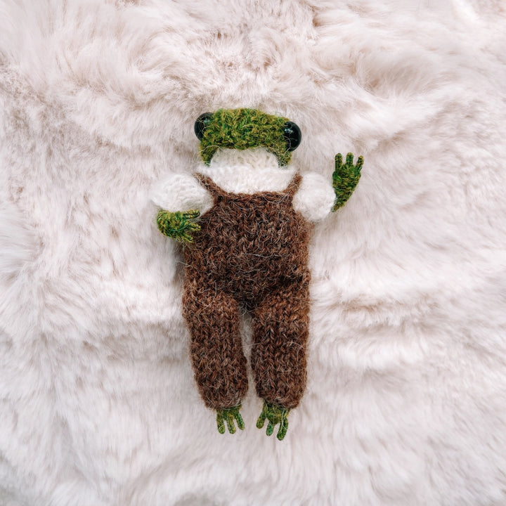 KNITTED AND READY Little Frog in Dungaree