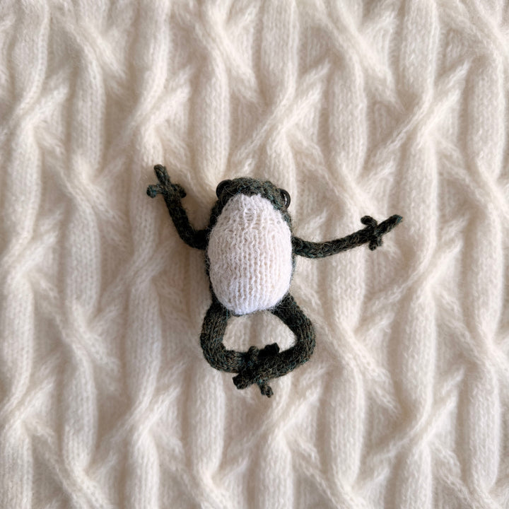 KNITTED AND READY Little Frogs
