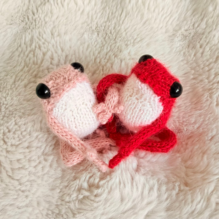 KNITTED AND READY Valentine's Little Frogs