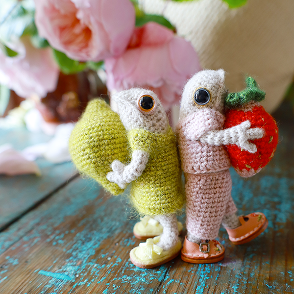 NEW Four Frogs Keyring Crochet Kit