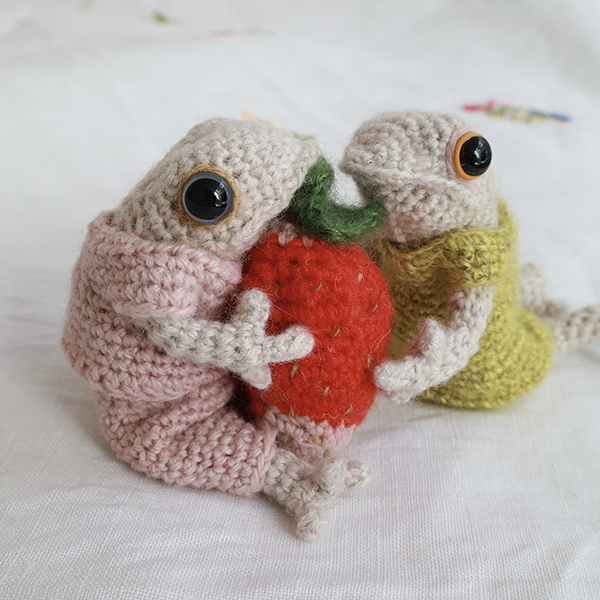 NEW Four Frogs Keyring Crochet Kit