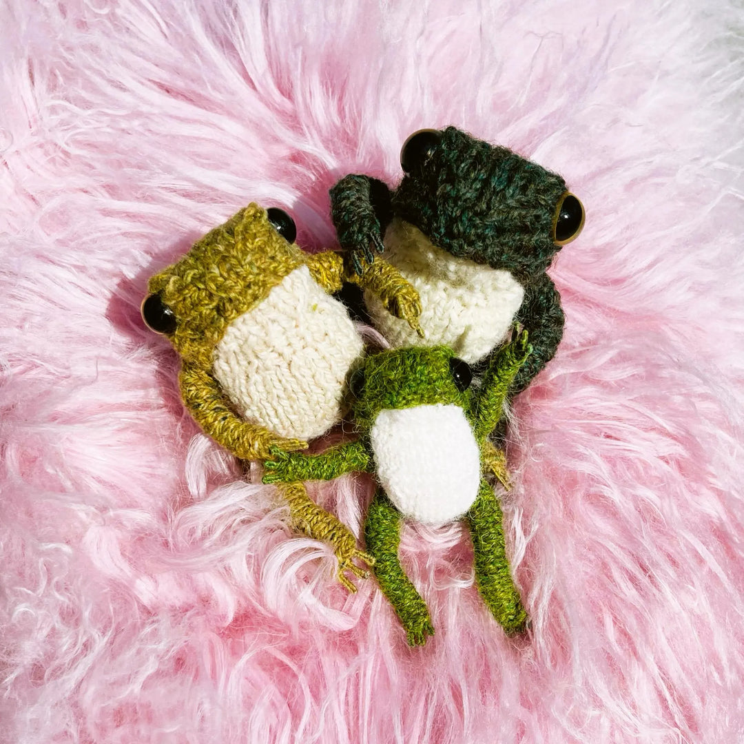 KNITTED AND READY Large Daddy Frog