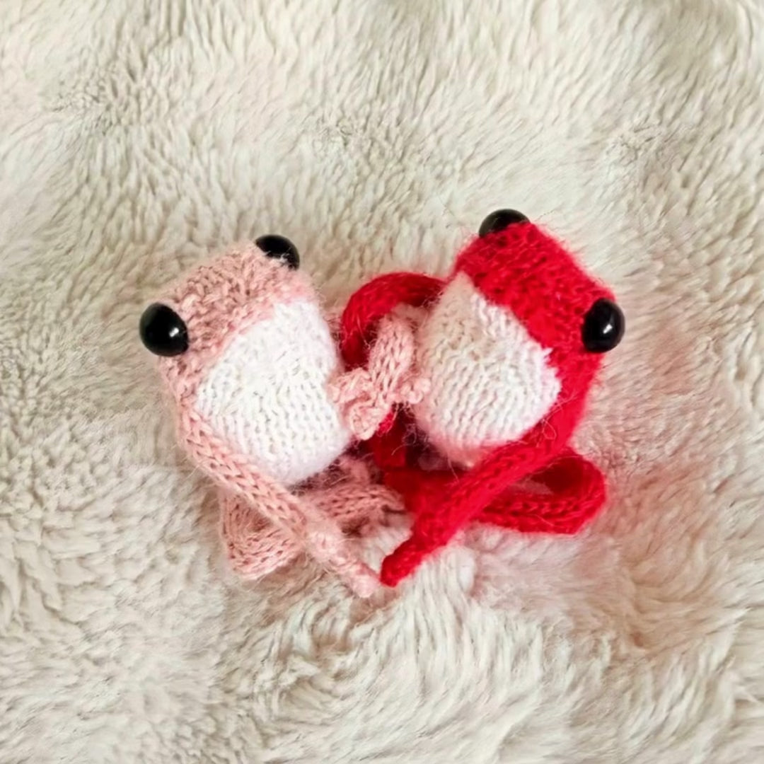 KNITTED AND READY Valentine's Little Frogs