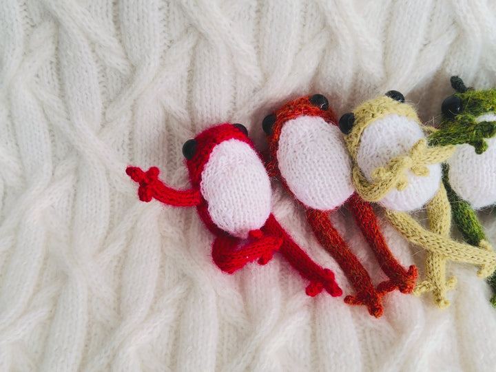 KNITTED AND READY Little Frogs